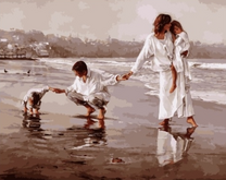 Семейная прогулка по песчаному берегу