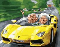 Пара старичков на желтом кабриолете