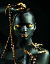 Без бренда «Девушка в черно-золотом макияже» в Нижнем Новгороде